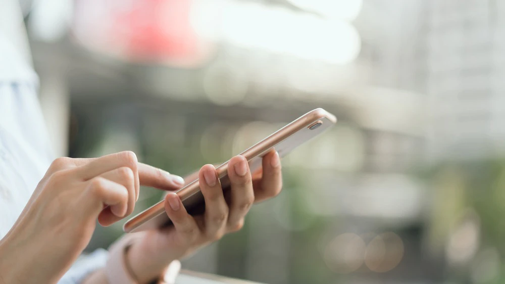 スマホを触る女性の手元