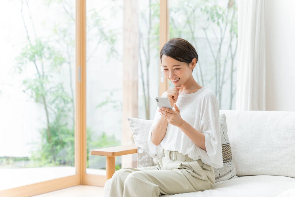 スマホを楽しむ女性