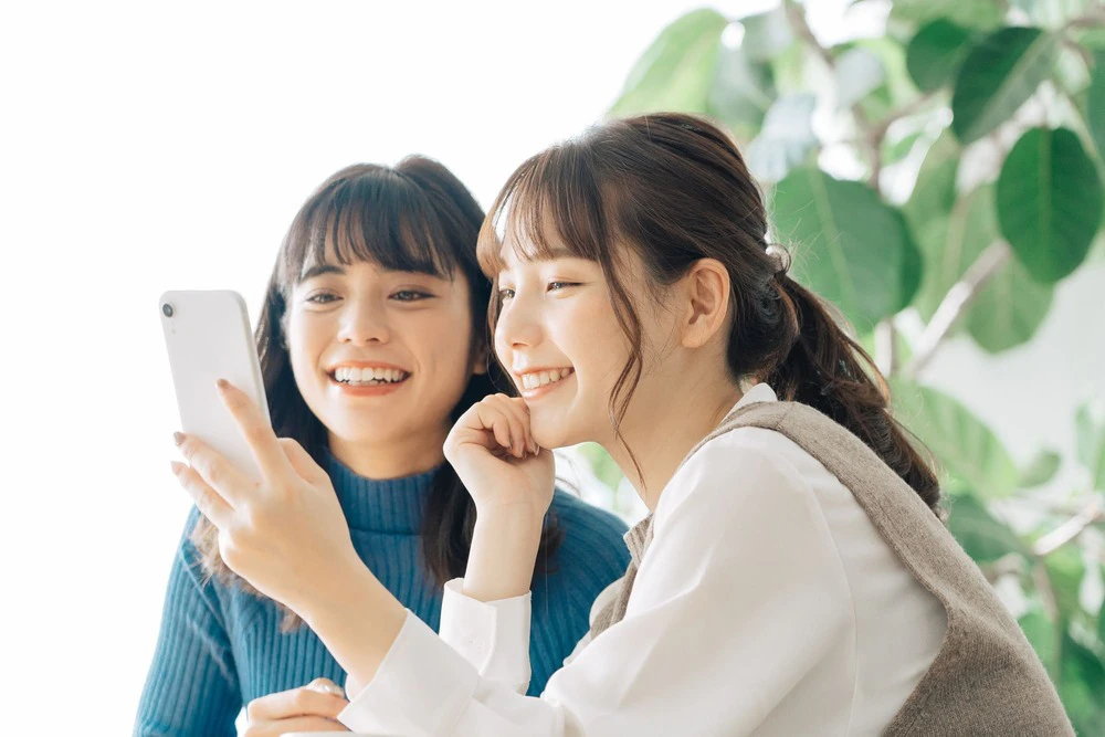 スマホを楽しむふたりの女性