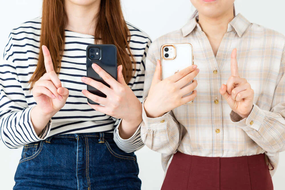 スマホを持って解説するふたりの女性